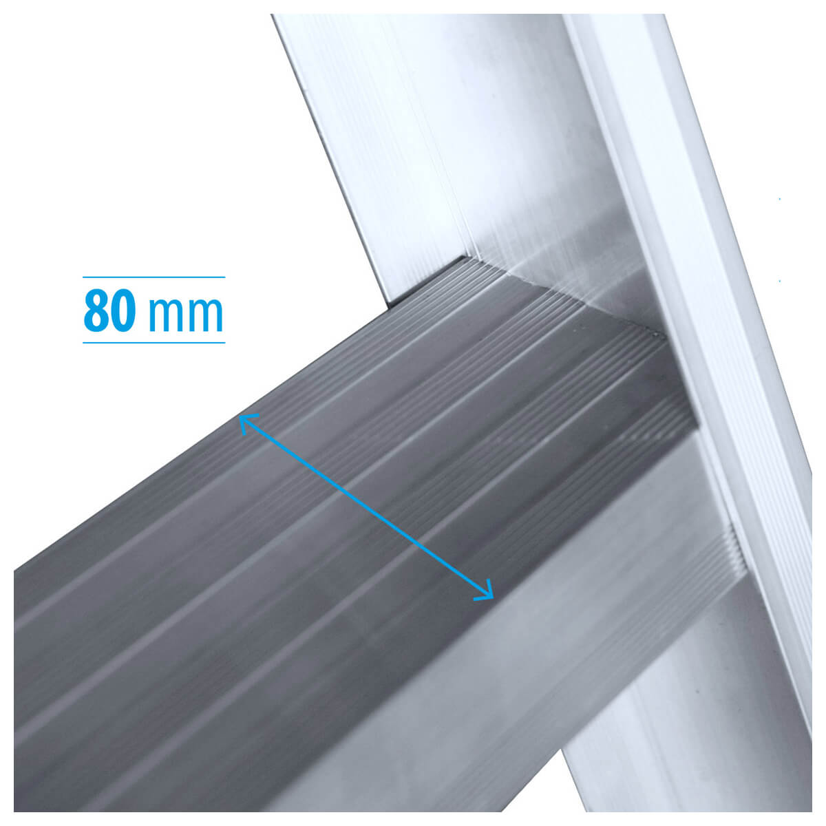 Detalle del escalón de 80 mm de huella con relieves antideslizantes de la escalera de tijera XL que puedes encontrar en Enfoque Escalera